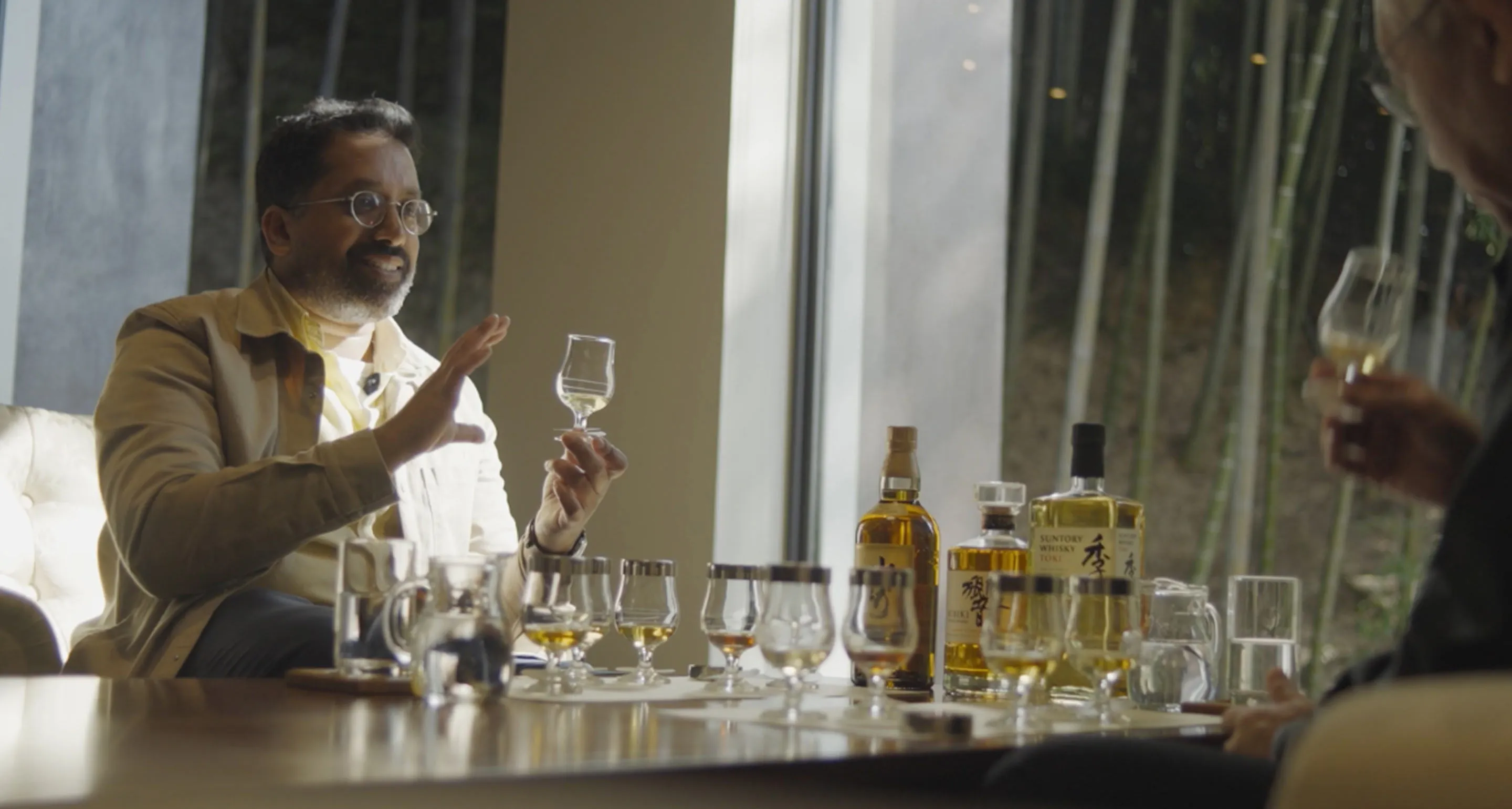 Mr. Lyan and Mr. Shinji are having drinks together