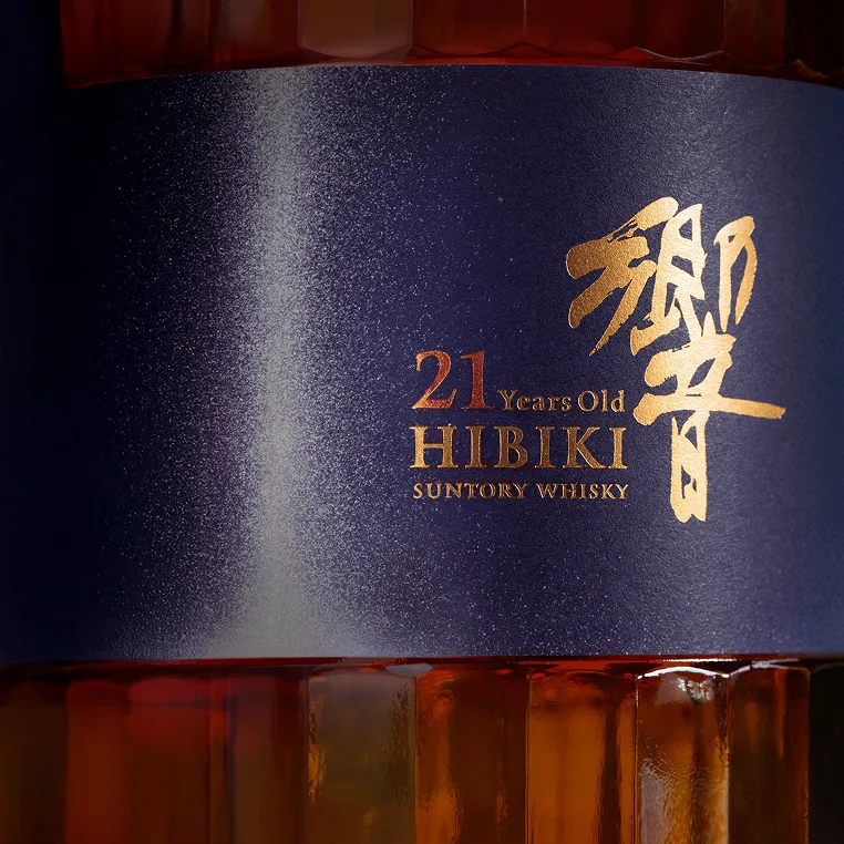 hibiki 21 bottle middle image with the logo and brand
