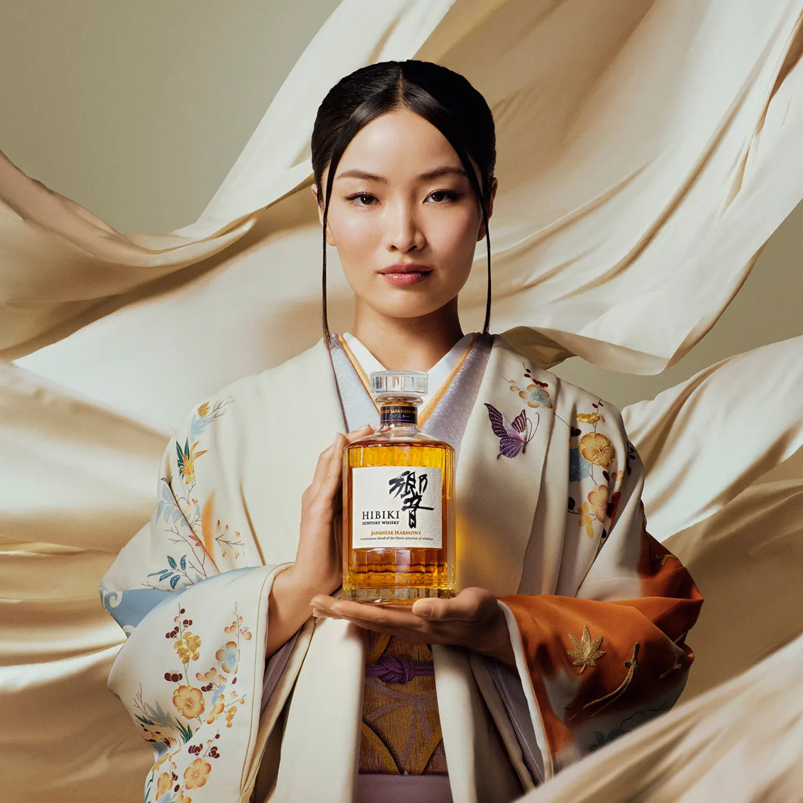 Anna Sawai with hibiki whisky 
