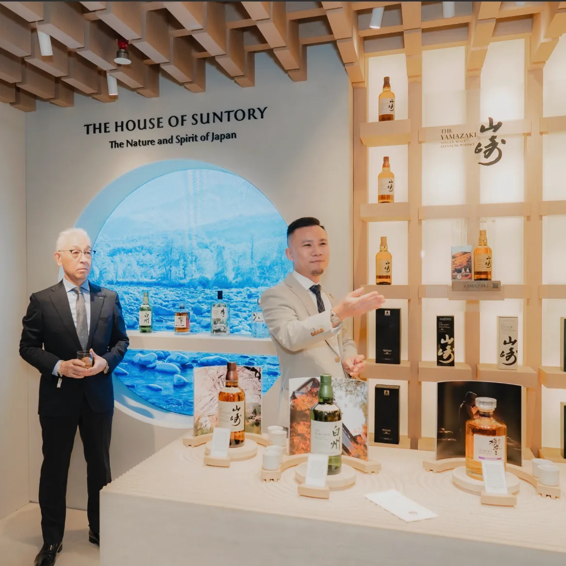 Guided Whisky Presentation Premium Japanese Spirits Boutique House Of Suntory